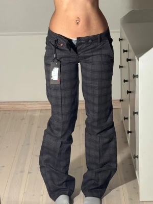 Lågmidjade rutiga kostymbyxor  - Midjemått: 36cm. Innerbenslängd: 84cm. (Storlek 27, men uppskattas passa 26.) Kolla in min profil, följ för fler plagg🙌