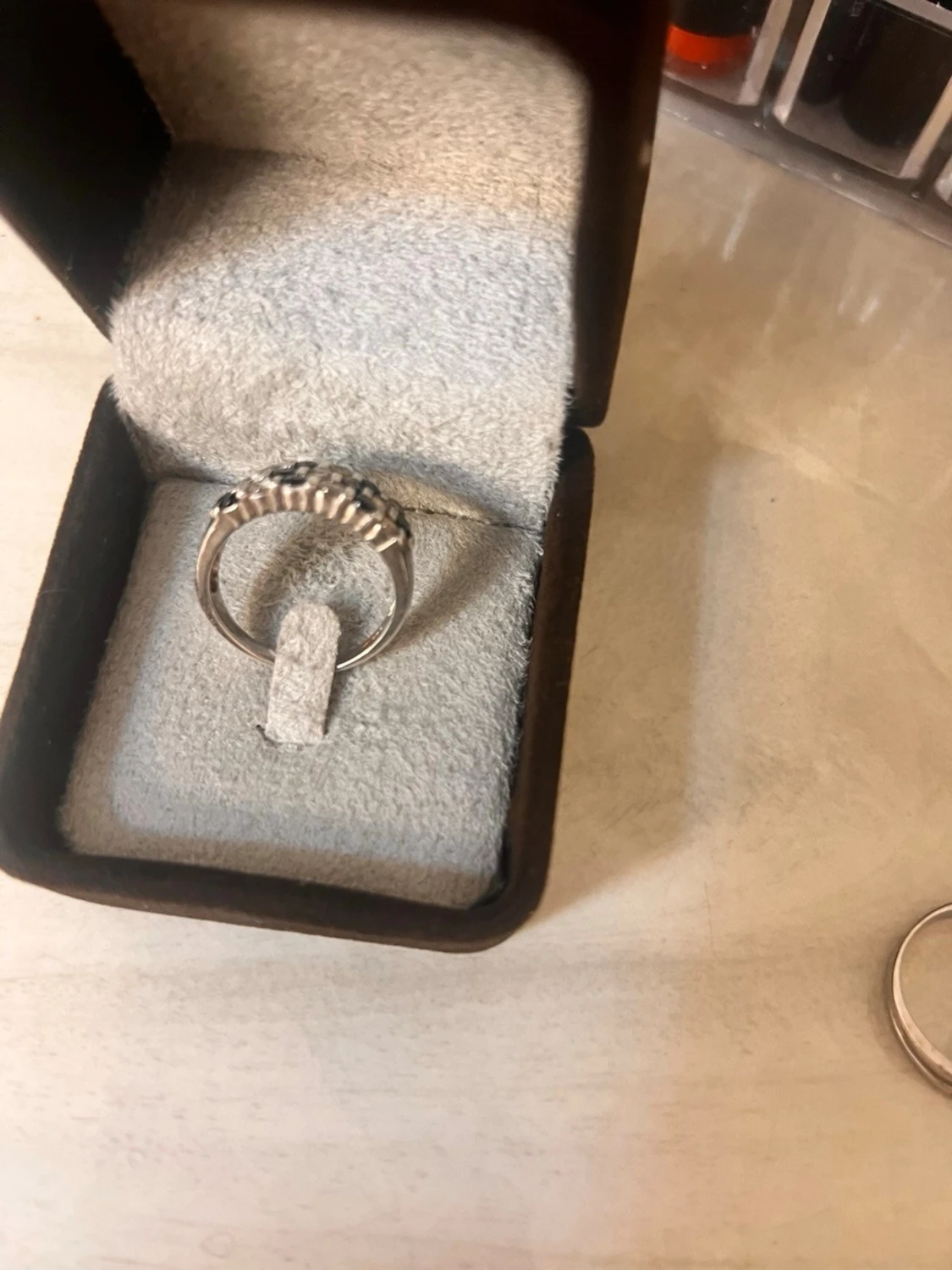 Silvrig ring med rutigt mönster - 1