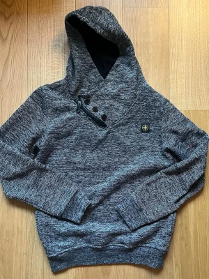 Stone island hoodie  - Säljer en sällsynt och snygg stone Island hoodie i storlek S, sparsamt använd men en liten skada vid dragkedjan som visas på bild 4