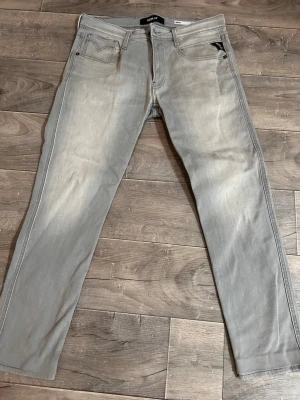 Replay Anbass ljusgrå slim jeans - Säljer ett par Replay Anbass jeans i ljusgrå tvätt med slim fit. Köpta i italien neaple har använts ett par gånger bara. Svåra o hitta i sverige.