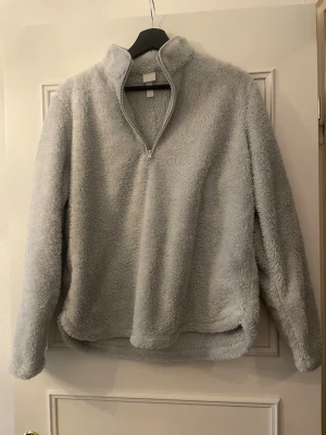 Ljusgrå pilétröja/tjocktröja från H&M - Ljusgrå pilétröja/tjocktröja från H&M. Storlek M. Riktigt mjukt och skönt material.