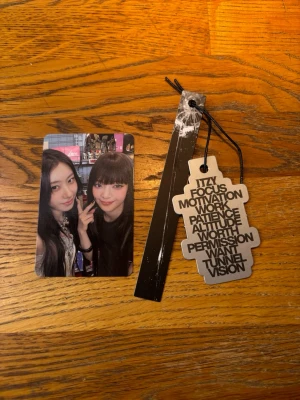 Itzy pre order photocard & tag  - Pre order only, photocard och paper pin tag från Itzy- Tunnel vision album 