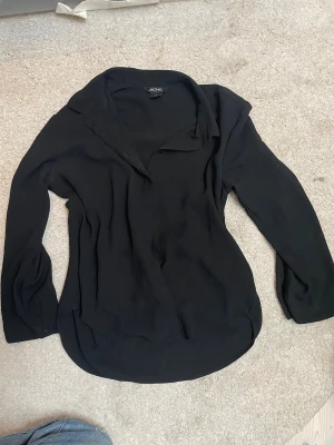 Svart skjorta  - Svart tight skjorta i ett löst material från monki. Säljer den då jag inte använder den mer. Hör av dig om du vill diskutera pris!🩷