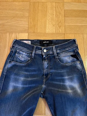 Replay Anbass Hyperflex  - Riktigt feta Replay Jeans i modellen Anbass samt hyperflex vilket gör de otroligt sköna och stretchiga. Jeansen har inga defekter och passar till allt, storlek är W29/L30 och vid frågor eller funderingar är det bara att höra av sig! 😊