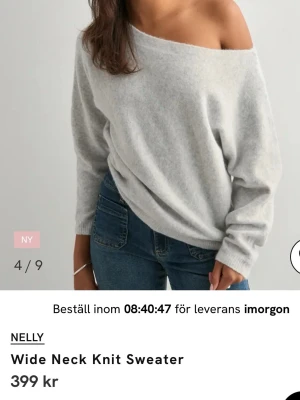 Ljusgrå stickad tröja från Nelly - Fin one shoulder stickad tröja från Nelly med bred halsringning och långa ärmar. Superfin men kommer inte till användning så enbart testad💕