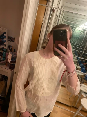 Filippa K blus - Cremefärgad - Fin blus från Filippa K, cremefärgad med fint mönster/textur framtill. Jättebra kvalitet. Storlek XS