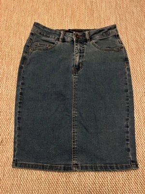 Mörkblå jeanskjol med fickor - Rak jeanskjol i mörkblå denim med klassiska fem fickor. Kjolens hela längd är ungefär 50 cm!😊aldrig använt, som ny!