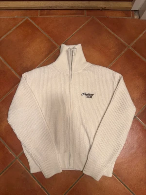 Vit sweatshirt med broderi, textur och dragkedja Bershka Y2K / Street - Väldigt fin sweatshirt från Bershka.  #Y2K #90s #vintage #retrostyle #rare #unikat #prelovedfashion #streetwear #casualstyle #archive #sport #gym #outdoor #tiktok #viral #grunge #2000s #aesthetic #core #classic #opium #rap #swag