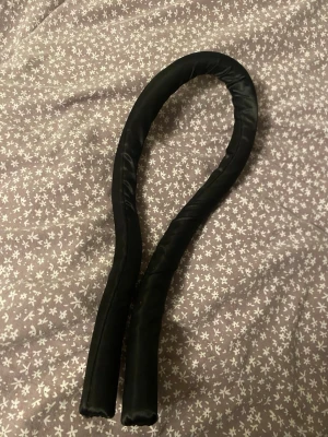 Svart satin heatless curls. - Heatless curls. Den är böjbar.