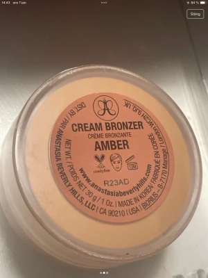 Anastasia Beverly Hills Cream Bronzer Amber - Säljer en cream bronzer i färgen Amber från Anastasia Beverly Hills. Kommer i en rund burk med bronsfärgat lock och guldlogga. Produkten är krämig och lätt att blenda för en naturlig solkysst look. Cruelty free och innehåller 30g. Har endast testats