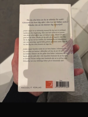 Jordens änglar: Att sätta gränser genom beslutsamhet - Känner du dig ofta för snäll och glömmer bort dig själv när du hjälper andra? Den här boken är en guide för dig som vill hitta balans, sätta gränser och ta hand om dig själv i relationer. Perfekt för dig som är högkänslig eller vill lära dig säga nej.