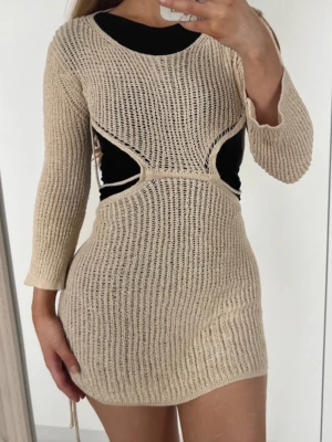 Beige strandklänning - Fin beige cover up, har aldrig använts utan bara tvättats. Har på mig svarta kläder undertill med tanke på att man ser igenom den 🎀