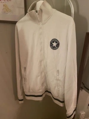 Vit Converse ziptröja - En fin unisex converse jacka/kofta i storlek L men skulle säga att den är i S/M. Har pyttesmå fläckar som typ inte syns men som kanske går bort. Kolla gärna i min profil för att köpa i bundle och få rabatter!💗
