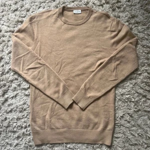 John Henric tröja, merino - Beige, supersnygg tröja från John Henric i 100% merinoull. Storlek M men sitter även som S i mitt tycke. Hör av er vid eventuella funderingar! (Inte mina bilder)