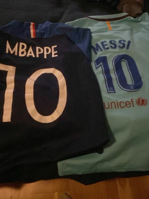 Mbappe Frankrike och Messi Barcelona tröja  - Säljer på i XS eller typ 140-150 cm du får båda för 100 kr 