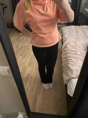 Svarta bootcut leggings  - Säljer ett par svarta mysbyxor från lager 157💕💕 Du kan välja själv om du vill ha dessa högmiddjatt eller lpgmidjade. Jag står inte för frakten!!🫶🏻