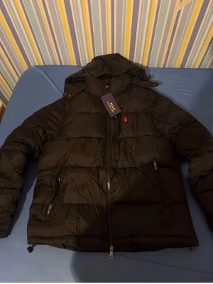 Polo Ralph Lauren jacka  - Säljer en helt ny Ralph lauren jacka med storlek M den fraktas samma dag som den är beställd och det är inga konstigheter med den