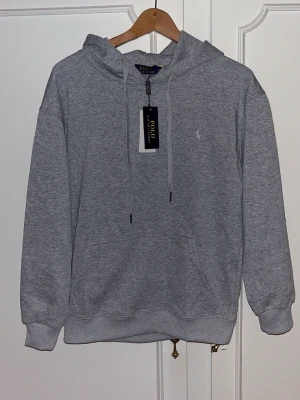 Ralph Lauren hoodie, storlek M - Säljer denna helt nya Ralph Lauren hoodie till ett galet pris!! Storlek M, passar S och M. Skriv vid funderingar! ✌️✌️