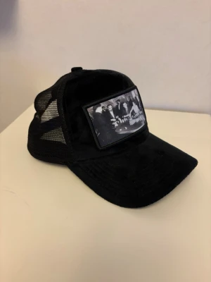 Vernando keps  - Snygg svart keps från Vernando i mycket bra skick. Använd högst några få gånger, i princip som ny. Mesh/baksida gör den skön att bära och passar perfekt till vardags. Unisexmodell. Inga defekter eller slitage. Pris går att diskutera.