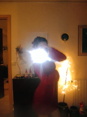 Röd glittrig långärmad klänning - Säljer en snygg röd klänning med glittriga detaljer och långa ärmar. Klänningen är kort och har en figurnära passform som framhäver siluetten. Perfekt för dig som vill sticka ut och glänsa på nästa tillställning!jag har använda bara en gång.