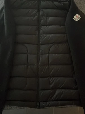 Moncler cardigan - Säljer en svart moncler cardigan pågrund av fel storlek 