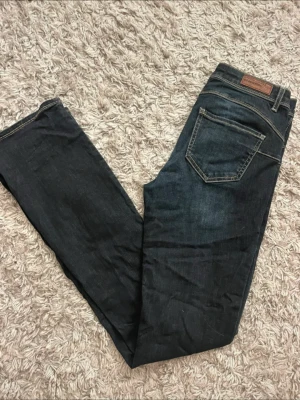 Mörkblå jeans från Benetton - Snygga bootcut jeans från United Colors of Benetton. 