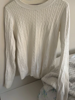 Vit stickad tröja  - Säljer en vit stickad tröja från Gina Tricot i storlek M men sitter mer som S. Perfekt till lager på lager och enkel att styla med jeans eller kjol!💗