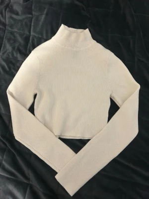 Vit långärmad tröja - Vit långärmad tröja med krage 