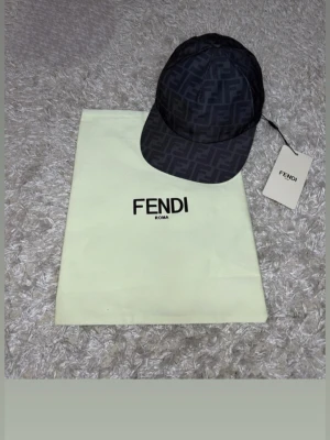Fendi keps  - Skön svart Fendi keps med påse oanvänd till bra pris 