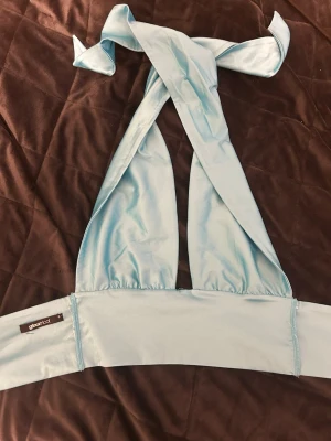 Halterneck topp - Blå halterneck topp från Gina. Sista bilden visar toppens riktiga färg