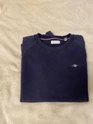 Mörkblå sweatshirt från GANT - Rensar garderoben En mörkblå gant sweatshirt Få skavanker Storlek xs Tveka inte att höra av er om ni har funderingar eller vill ha mer bilder