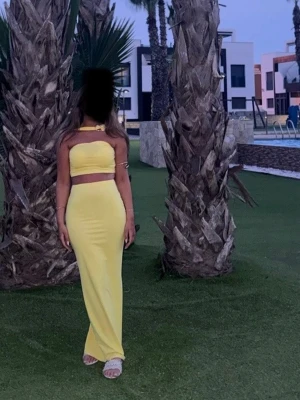 Ljusgul två delad sett - Två delad sett med guldsmycke vid halsen