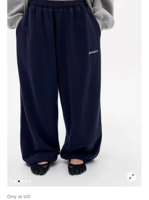 Byta?? - Jag har dessa byxor i storlek xs, jag är lite trött på dem och jag behöver en storlek mindre så vill kolla om någon vill byta jag vill ha ett par som är i storlek xxs och i en annan färg. Dessa är i väldigt bra skick och om nån är intresserad av att byta och vill se skicket på byxorna så är de bara att säga till!❤️alltså så om nån är intresserad får personen dessa byxor i utbyte till ett par som är annan färg och i en annan storlek som jag då får🫰🏻 