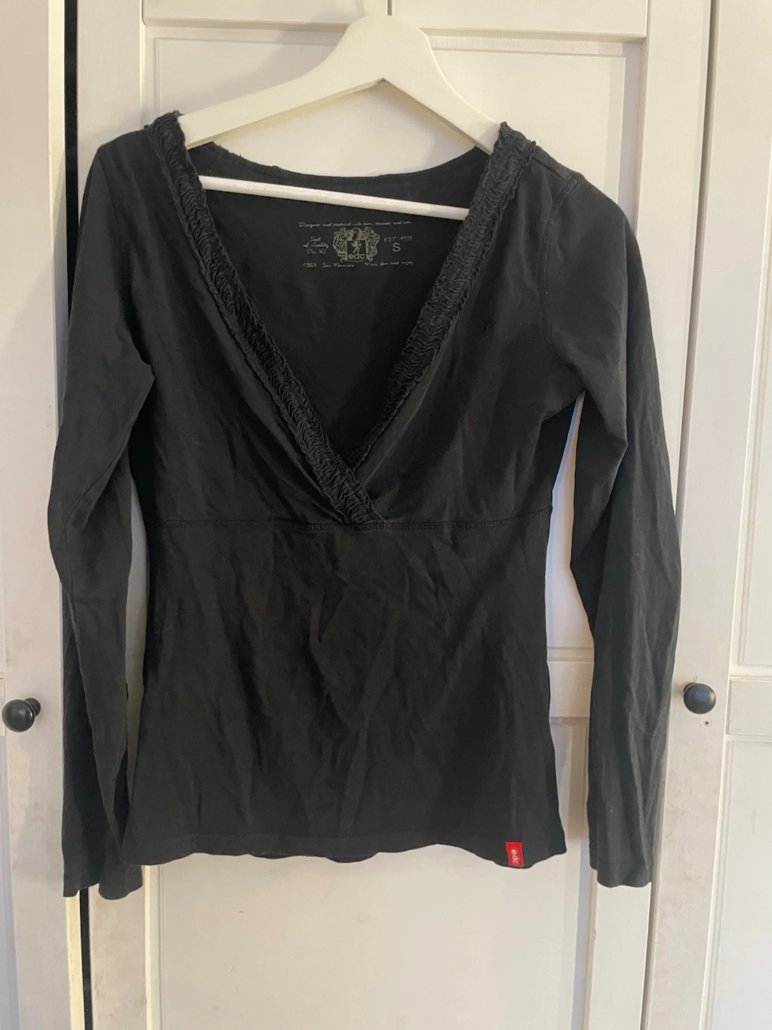 Svart omlottopp från edc