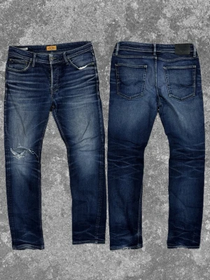 Jeans  - Tja säljer dessa riktigt snygga jeans med schysst wash och hål på ena knäet! Mått: A:42 B:78 C:22 D:19 E:18 (cm) Skriv vid fundering 😇🙏