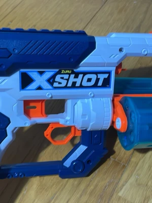 Leksaks pistol - En leksaks pistol med 12 skott men en är borta och den funkar jätte bra