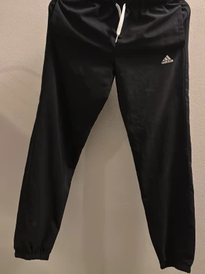 Adidasbyxor  - Säljer träningsbyxor Adidas i barnstorlek