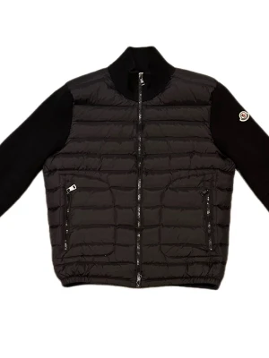 Moncler cardigan - En svart moncler cardigan i storlek M. Väldigt fint skick och har inge använts så mycket. Perfekt till hösten och våren när det börjar bli lite kyligare men funkar även utmärkt på vintern under lite varmare dagar. Jackan är lite mindre i storleken så skulle säga att den passar som bäste om du har S/M. Skriv till mig om du har frågor, vill ha mer bilder eller något annat.