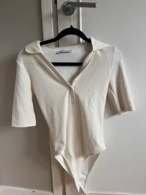 Vit body  - Vit body från Zara med krage, aldrig använd! 