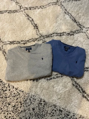 Grå och blå tröja Polo Ralph Lauren - Jag säljer mina ralphlauren tröjor, du kan få en får 215 kr men båda för 350 så du sparar 80 kr👌 . Om du vill ha bara en tröja är det bara att skriva med mig😁