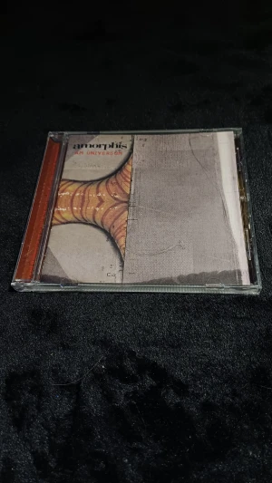 Amorphis - Am Universum CD - Amorphis - Am Universum CD-album i originalfodral från Relapse Records. Fodral och skiva i gott skick med mindre yttre slitage. Komplett med omslag och booklet. Perfekt för samlare och fans av progressiv metal.