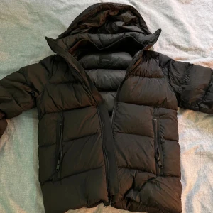 J.Lindeberg jacka - Säljer nu min j.lindeberg eftersom den börjar bli för liten. Finns ett litet märke på insidan men det är inget som märks av utifrån. Skick 8/10.