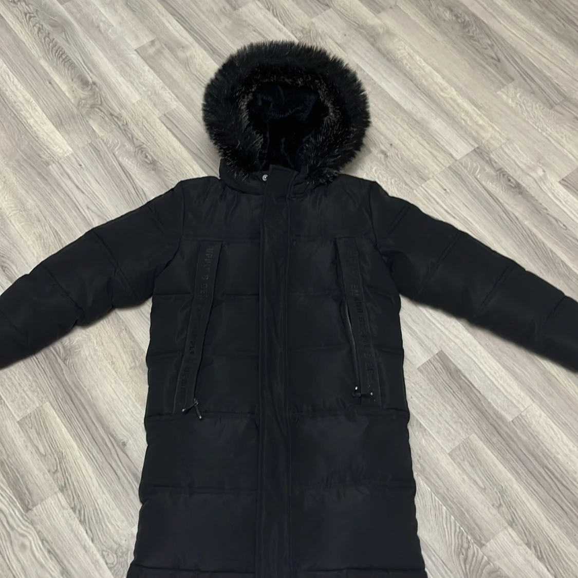 Svart lång pufferjacka Supply & Demand