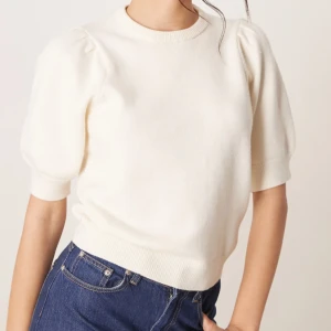 Stickad tröja - Jätte söt stickad tröja med puff ärmar från Gina tricot som inte längre finns på hemsidan, storlek S 💕 bara testat den men aldrig använt 💕