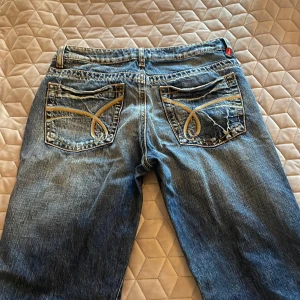 Utsvängda jeans - Snygga utavängda jeans med as cool design 💓den har dock ett hål vid midjan! Och är dessutom omsydda!🫰