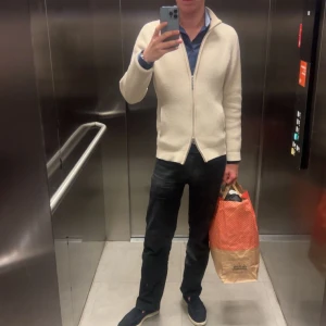 Gran sasso cashmere  - Säljer nu en gran sasso fullzip i cashmere i vädligt bra skick, den är otrolig mjuk och skön men samtidigt sitter på sin plats, tröjan nypris är cirka 7000 kr och går inte att få tag i längre, tröjan har inte gran sasso lappen kvar då gran sasso nya lappar lätt ramlar av vilket man kan se på andra annonser. Kom privat kan jag visa likadan tröja från hemsidor som såldes förut så du kan se att de är gran sasso!