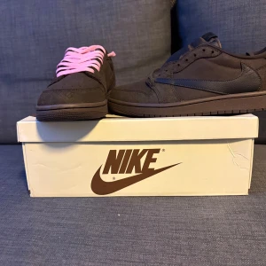 Air Jordan 1 x Travis Scott Velvet Brown and Dark Mocha - Helt nya