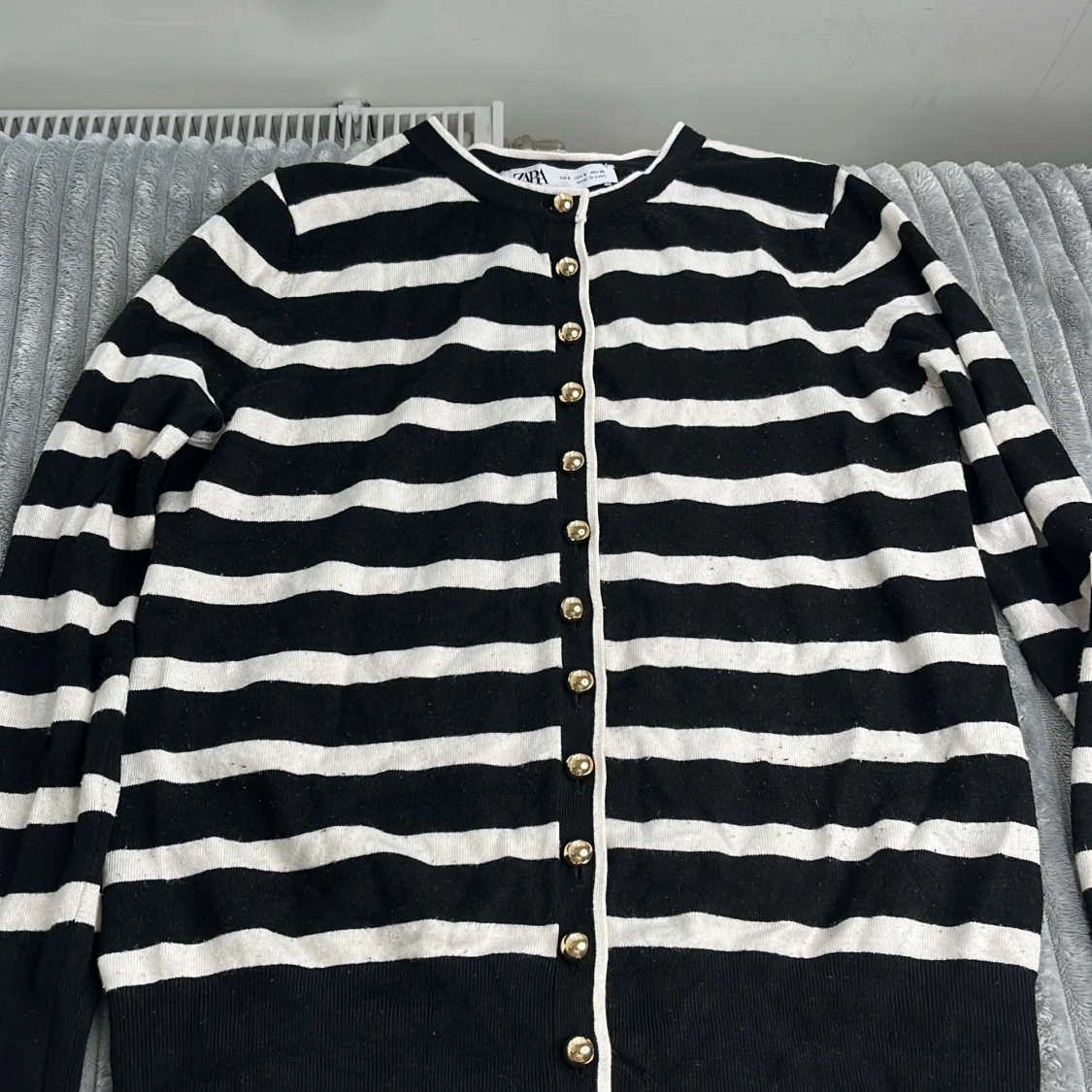 Randig kofta från Zara med guldknappar