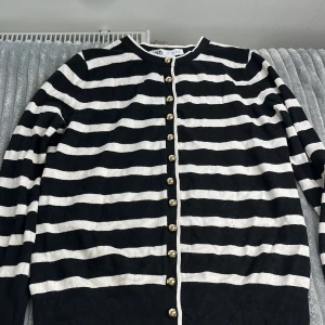 Randig kofta från Zara med guldknappar - Säljer min randiga kofta från Zara.😊