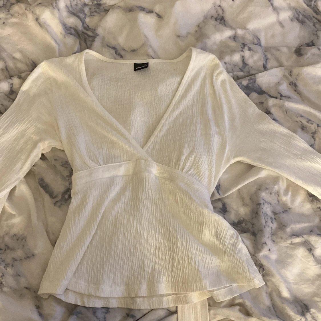 Vit omlottopp med knytband